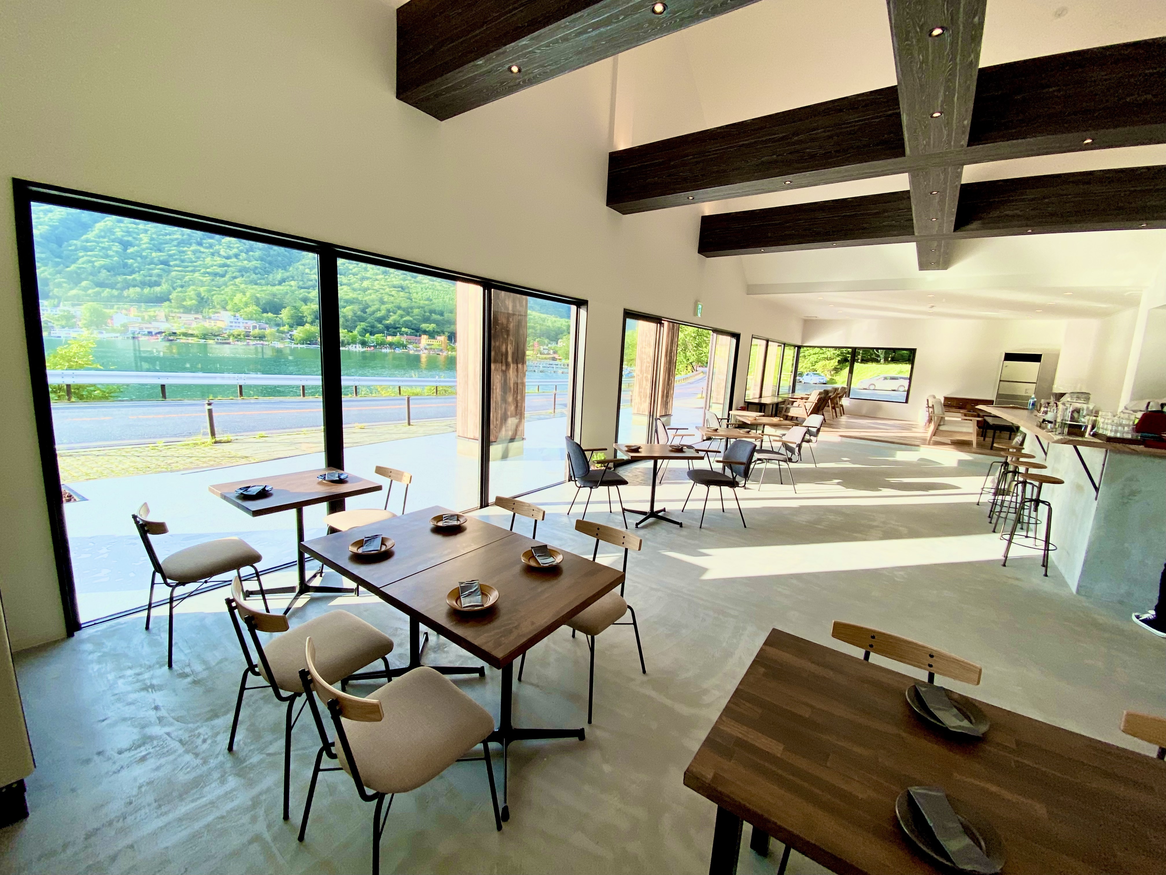 中禅寺湖を望むダイニング店内