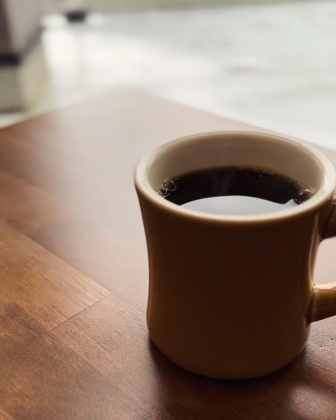 湖畔のカフェで楽しむコーヒー