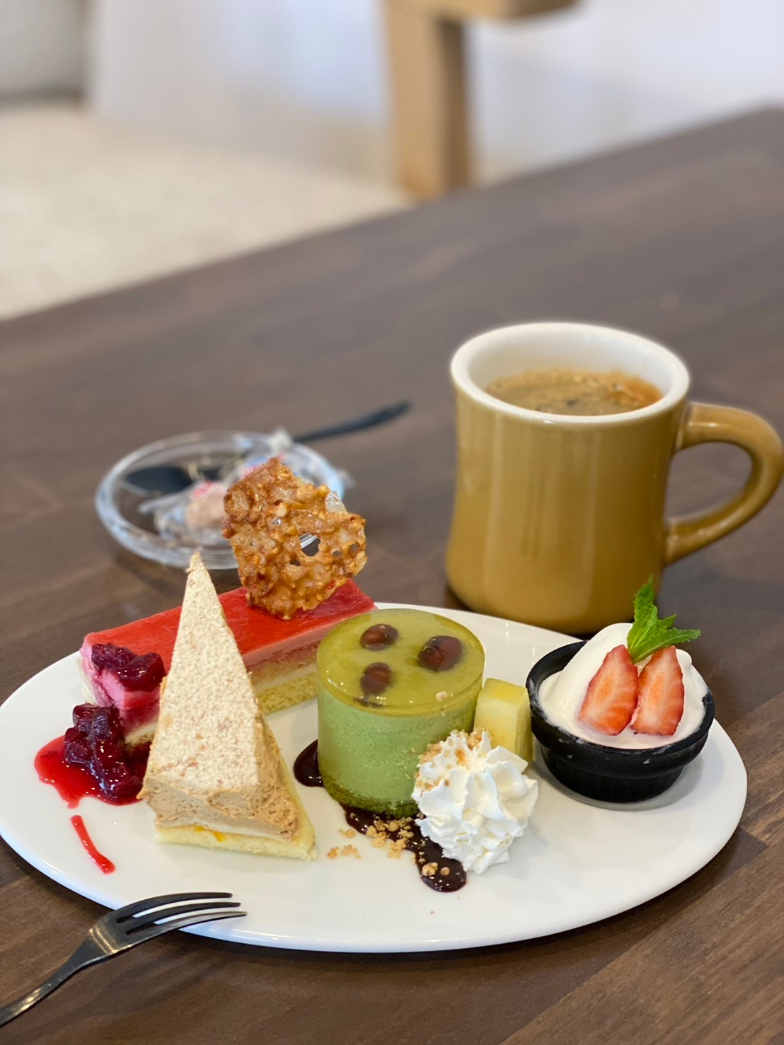 カフェのデザートプレートとドリンク