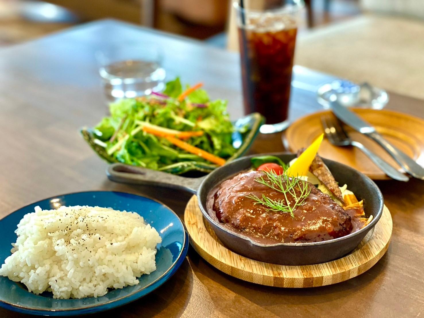 鉄板ハンバーグのランチ