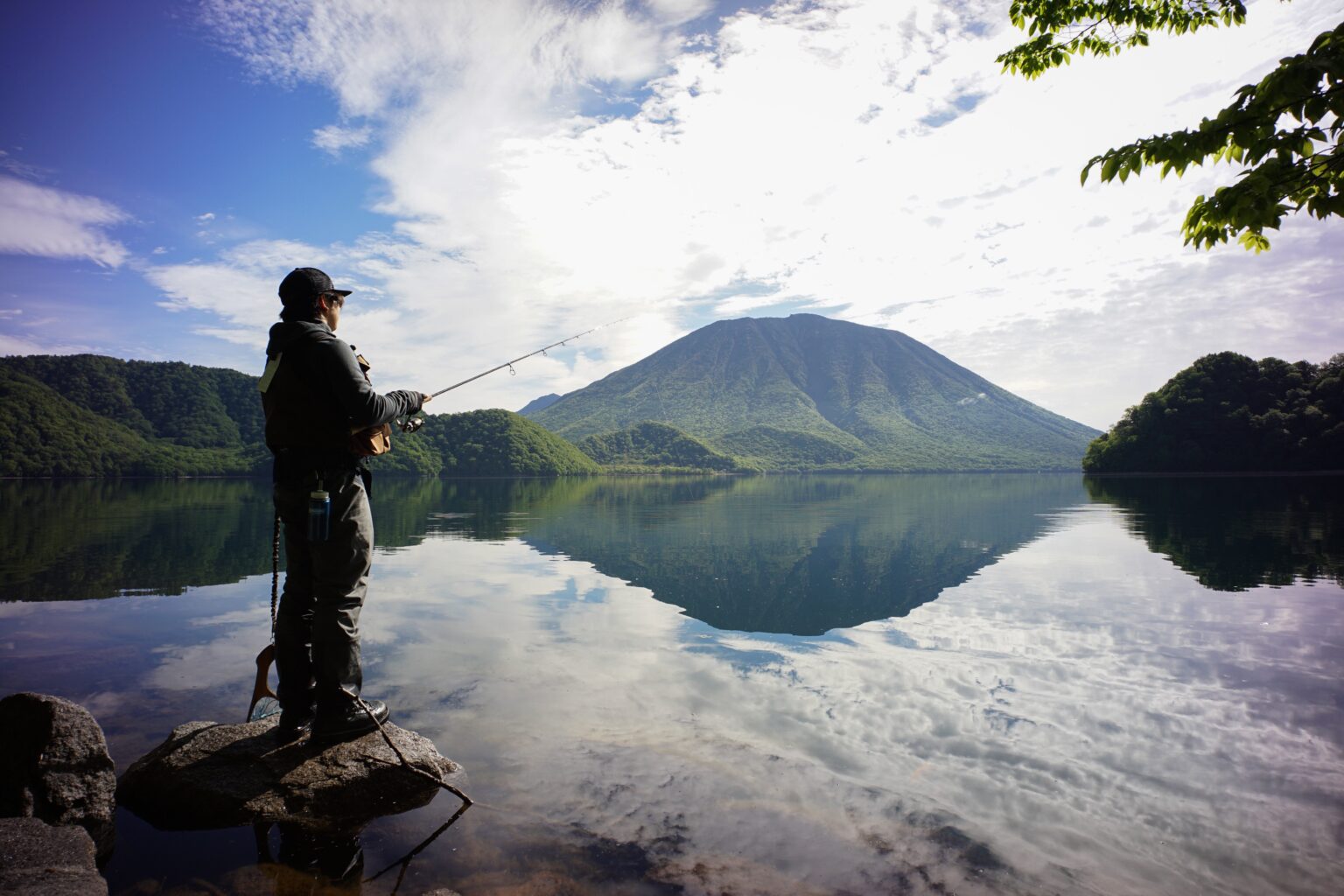 男体山を望む中禅寺湖で岸釣りを楽しむ